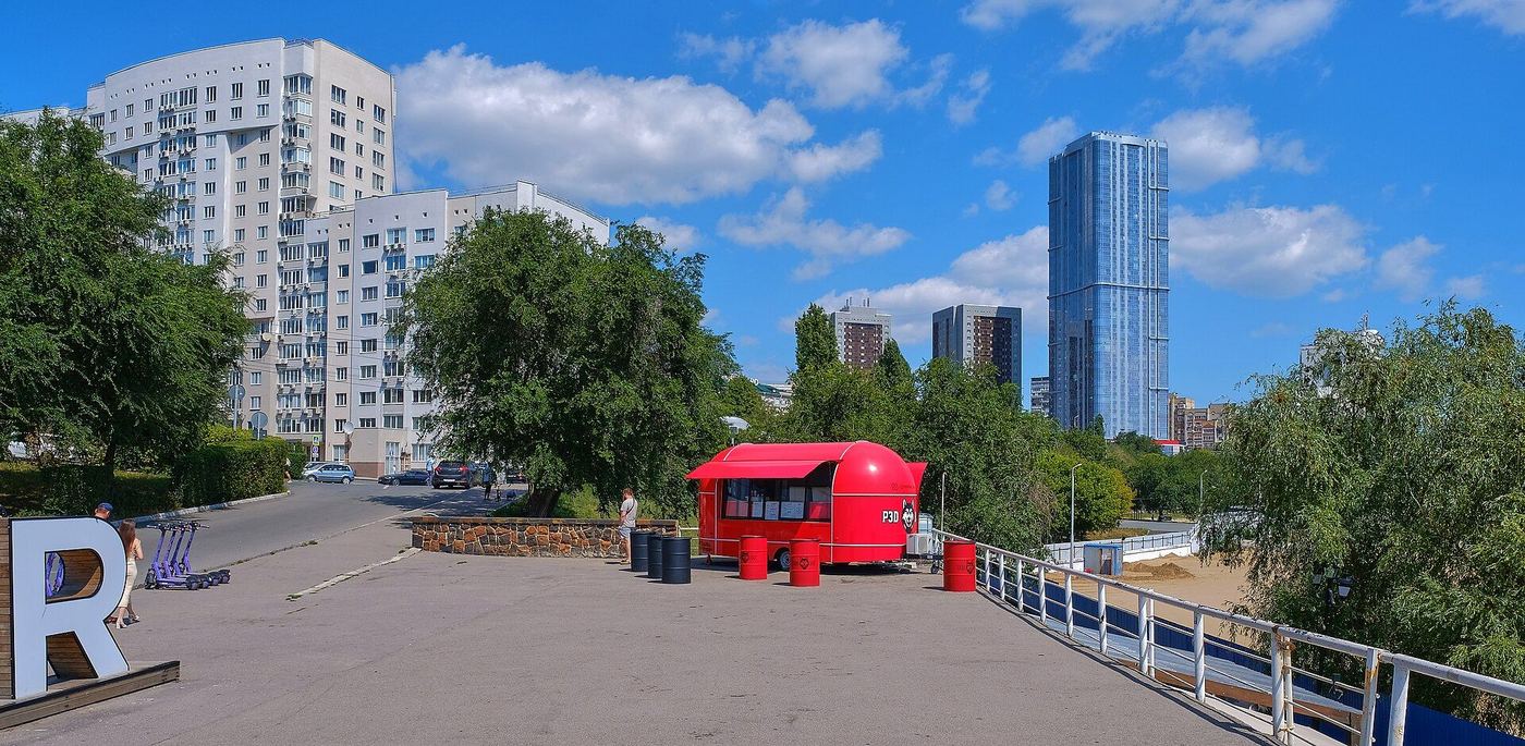 Набережная Космонавтов в Саратове: пешеходная зона у воды и панорама города