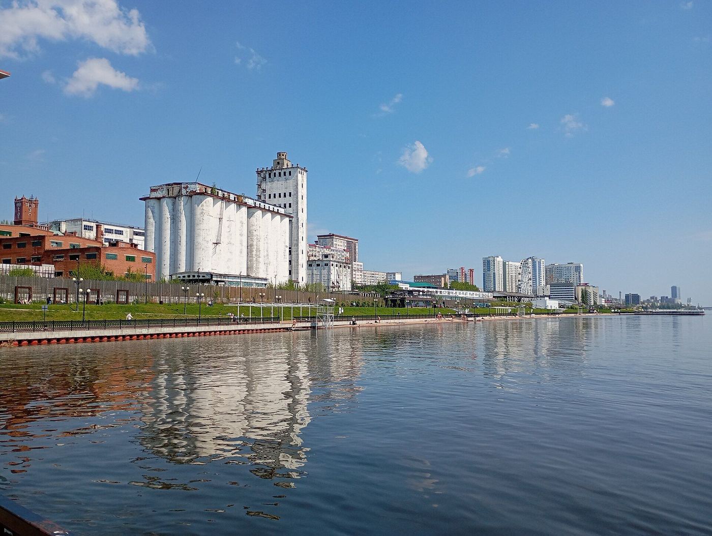 Волга у Саратова с воды: городская застройка на берегу
